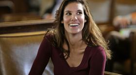 Bei der Aufklärung eines neuen Mordfalles wird Kensi (Daniela Ruah) von dem JAG-Anwalt Tommy Boyd umschwärmt ... © CBS Studios Inc. All Rights Reserved.