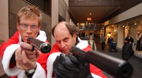 Markus gelingt es, seine Verfolger (Roland Riebeling, l.; Tom Lehel, r.) abzuschütteln. © Sat.1