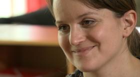 Schicksale - und plötzlich ist alles anders - Architekt Bernd Schmidke ist verzweifelt - seine Frau Simone ist online-kaufsüchtig! Die 34-Jährige bestellt regelmäßig im Internet und hat den Überblick über ihre Ausgaben für Kleidung und Schuhe verloren. Immer größere Summen werden von dem gemeinsamen Konto abgebucht und das Ehepaar gerät in eine schwere Krise. Doch dann stellt sich heraus, dass nicht nur Simones Shoppingsucht das Konto belastet: Trickbetrüger sind an die geheimen Kontodaten gelangt ... © SAT.1