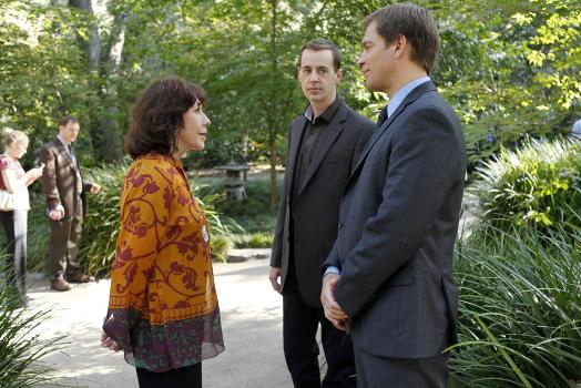Navy CIS - Ein neuer Fall beschäftigt das Team um Tony (Michael Weatherly, r.). Doch was hat McGees (Sean Murray, M.) Großmutter (Lily Tomlin, l.) damit zu tun? © CBS Television