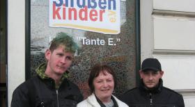 Keine Familie, kein Geld, kein Bett für die Nacht - doch eine kämpft für die Kinder vom Bahnhof Leipzig: Tante E. (M.) © SAT.1
