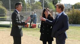 The Mentalist - Der Englischleher, Jack McTierney, wird auf dem Campus der Redmund High School erschlagen aufgefunden. Patrick (Simon Baker, r.) und Teresa (Robin Tunney, M.) beginnen mit den Ermittlungen und hoffen auf Hilfe von Direktor Kenneth Snyder (Matt McCoy, l.) ... © Warner Bros. Television