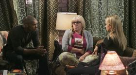 Versuche,n Penelope (Kirsten Vangsness, M.) nach ihrem schrecklichen Erlebnis zu unterstützen: Morgan (Shemar Moore, l.) und JJ (AJ Cook, r.) ... © Touchstone Television