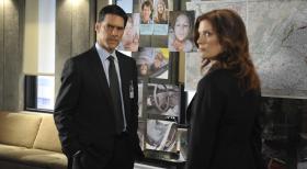 Criminal Minds - Als bei einem Mann, der einen tödlichen Verkehrsunfall hatte, die Leichen einer jungen Frau und eines jungen Mannes gefunden werden, die vor ihrem Tod schwer misshandelt wurden, wird Hotch (Thomas Gibson, l.) mit dem Fall beauftragt. Als nach und die Leichen identifiziert sind, meldet sich Andi Swan (Amy Price-Francis, r.) beim Team ... © ABC Studios