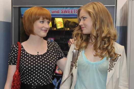Sophie (Franciska Friede, l.) verleugnet vor Caro (Sonja Bertram, r.) ihre Gefühle für Timo ... © SAT.1