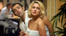 Die Treue-Testerin - Spezialauftrag Liebe - Um Markus der Untreue zu überführen, passen ihn Franziska (Jeanette Biedermann, r.) und Alfonso (David Hamade, l.) in der Sauna ab. © Sat.1
