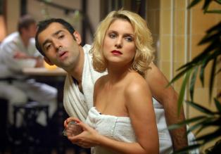 Die Treue-Testerin - Spezialauftrag Liebe - Um Markus der Untreue zu überführen, passen ihn Franziska (Jeanette Biedermann, r.) und Alfonso (David Hamade, l.) in der Sauna ab. © Sat.1
