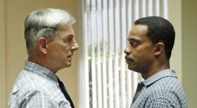 Rückblick auf einem Auftrag vor 20 Jahren: Gibbs (Mark Harmon, l.) und Leon Vance (Rocky Carroll, l.) ... © CBS Television