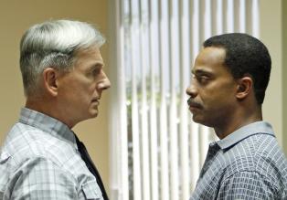 Rückblick auf einem Auftrag vor 20 Jahren: Gibbs (Mark Harmon, l.) und Leon Vance (Rocky Carroll, l.) ... © CBS Television