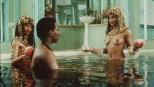 Prinz Akeem (Eddie Murphy, M.) lässt sich von seinen Zofen verwöhnen. Bald wird er 21 Jahre alt und soll nach dem Willen seiner Eltern verheiratet werden ... © Paramount Pictures Prinz Akeem (Eddie Murphy, M.) lässt sich von seinen Zofen verwöhnen. Bald wird er 21 Jahre alt und soll nach dem Willen seiner Eltern verheiratet werden ... © Paramount Pictures