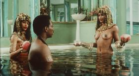 Der Prinz aus Zamunda - Prinz Akeem (Eddie Murphy, M.) lässt sich von seinen Zofen verwöhnen. Bald wird er 21 Jahre alt und soll nach dem Willen seiner Eltern verheiratet werden ... © Paramount Pictures Der Prinz aus Zamunda - Prinz Akeem (Eddie Murphy, M.) lässt sich von seinen Zofen verwöhnen. Bald wird er 21 Jahre alt und soll nach dem Willen seiner Eltern verheiratet werden ... © Paramount Pictures