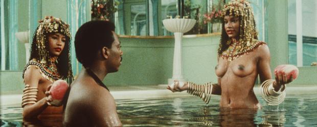 Prinz Akeem (Eddie Murphy, M.) lässt sich von seinen Zofen verwöhnen. Bald wird er 21 Jahre alt und soll nach dem Willen seiner Eltern verheiratet werden ... © Paramount Pictures