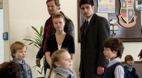 "Holt mich hier raus!": Trotz angstfreier Töpferkurse sind die Kinder, die Dana Riedmüller (Karoline Schuch, M.) in einer exklusiven und internationalen Kita betreut, nicht besonders glücklich. Während Mick (Henning Baum, l.) und Andreas (Maximilian Grill, r.) dort einen Mörder suchen, bittet sie ein kleiner Junge um Hilfe ... © SAT.1
