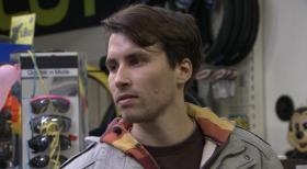 Schicksale - und plötzlich ist alles anders - Um seiner Freundin Anka Hess und seiner kleinen Tochter Lilly ein schönes Leben zu bieten, eröffnet Konstantin (Bild) einen Fahrradladen. Doch schon ein Jahr später steht die junge Familie vor dem finanziellen Ruin. © SAT.1
