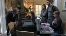 The Mentalist - Patrick (Simon Baker, l.), Teresa (Robin Tunney, 2.v.l.) und Grace (Amanda Righetti, r.) untersuchen die Entführung eines Paares, das wahrscheinlich mit Marcus (J.R. Cacia, 2.v.r.) und Pella Goodwin (Brooke Langton, M.) verwechselt wurde ... © Warner Bros. Television