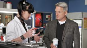 Navy CIS - Versuchen einen Fall aufzuklären: Abby (Pauley Perrette, l.) und Gibbs (Mark Harmon, r.) ... © CBS International Television (ehem: Paramount Pictures International)