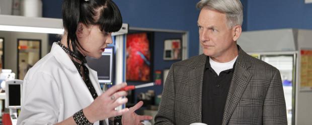 Navy CIS - Versuchen einen Fall aufzuklären: Abby (Pauley Perrette, l.) und Gibbs (Mark Harmon, r.) ... © CBS International Television (ehem: Paramount Pictures International) Navy CIS - Versuchen einen Fall aufzuklären: Abby (Pauley Perrette, l.) und Gibbs (Mark Harmon, r.) ... © CBS International Television (ehem: Paramount Pictures International)