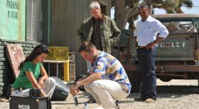 Nach alldem was geschehen ist, kommen Gibbs (Mark Harmon, hinten l.) und der neue NCIS Direktor Leon Vance (Rocky Carroll, hinten r.) nach LA, um Ziva (Cote de Pablo, vorne l.) und Tony (Michael Weatherly, vorne r.) zu unterstützen ... © CBS Television