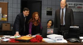 Unforgettable - Ein neuer Fall beschäftigt Carrie (Poppy Montgomery, 2.v.l.), Nina (Daya Vaidya, 2.v.r.), Mike (Michael Gaston, r.) und Roe (Kevin Rankin, l.) ... © 2011 CBS Broadcasting Inc. All Rights Reserved.