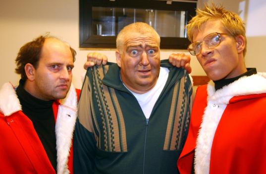 Markus Maria Profitlich (M.) hat sich Weihnachten ganz anders vorgestellt! © Sat.1