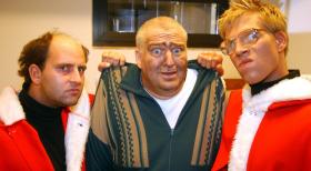 Markus Maria Profitlich (M.) hat sich Weihnachten ganz anders vorgestellt! © Sat.1