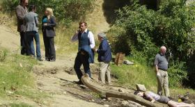 Kurz nachdem am Ufer des Sacramento River die Leiche einer ermordeten Frau gefunden wird, bekommt Patrick (Simon Baker, M.) einen Anruf mit einer schockierenden Nachricht ... © Warner Bros. Television