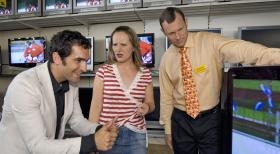 Abwarten - nach der WM werden auch die modernsten TV-Plasma-LCD-Hightech-Flach-Bildschirme für den Otto-Normal-Verbraucher erschwinglich. Aber eine derart große Anschaffung sollte immer noch gut mit dem Partner abgesprochen werden. Wenn Mann jedoch etwas wirklich will, sollte Frau sich da besser nicht einmischen. Schließlich gibt es für alles ein neuestes Modell! (v.l.n.r. Thomas Held, Nina Vorbrodt, Hanno Friedrich) © Sat.1