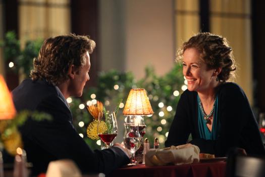 Patrick (Simon Baker, l.) hat Gefallen an Kristina Frye (Leslie Hope, r.) gefunden und führt sie zum Essen aus ... © Warner Brothers