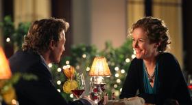 Patrick (Simon Baker, l.) hat Gefallen an Kristina Frye (Leslie Hope, r.) gefunden und führt sie zum Essen aus ... © Warner Brothers