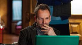 Elementary - Versucht einen neuen Mordfall zu lösen: Sherlock Holmes (Jonny Lee Miller) ... © CBS Television Elementary - Versucht einen neuen Mordfall zu lösen: Sherlock Holmes (Jonny Lee Miller) ... © CBS Television