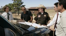 Nach und nach kommen Reid (Matthew Gray Gubler, l.), Morgan (Shemar Moore, 2.v.l.), Sheriff Williams (Jim Beaver, M.), Hotch (Thomas Gibson, 2.v.r.) und Rossi (Joe Mantegna, r.) dahinter, dass Goehring bei seiner Tat einen Helfer hatte ... © Touchstone Television