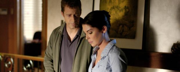 Wollen das Böse in ihrer direkten Nachbarschaft ausrotten, und geraten dabei in tödliche Gefahr: Col (Lara Flynn Boyle, r.) und Walker Kennedy (Colin Ferguson, l.) ... © CBS Studios International. All rights reserved.