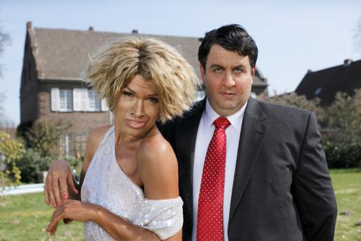 Timelife Shopping-Kanal-Parodie: Gunther Emmerlich präsentiert gemeinsam mit seinem Studiogast Andrea Berg die Hit-CD "Die größten Duette von Tina Turner (Anke Engelke, l.) und Sigmar Gabriel (Bastian Pastewka, r.) ... © SAT.1