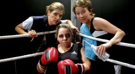 Weibsbilder - Die Boxerin (Mackie Heilmann, M.) wird von ihren Coaches (Judith Döker, l.; Sabine Menne, r.) optimal betreut ... © Frank Hempel Sat.1