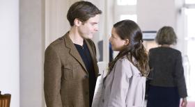 Lila, Lila - Durch "seinen" Roman, wird David (Daniel Brühl, l.) nicht nur zum Star von Marie (Hannah Herzsprung, r.), sondern auch der Gesellschaft ... © Warner Brothers