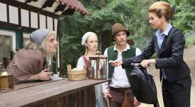 Ladykracher - Frau Dr. Schlüter-Monheim (Anke Engelke, r.) hat einen Auftrag: Sie ist von der Märchenwald AG mit der Prozessoptimierung betraut worden. Das bedeutet: Hänsel und Gretel (Daniel Wiemer, 2.v.r. und Friederike Kempter, 2.v.l.) müssen sich mit der Globalisierung auseinandersetzen ... © Guido Engels SAT.1