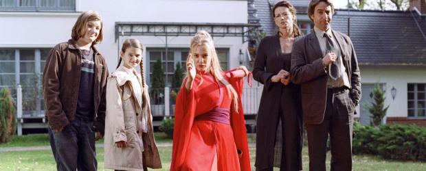 Meine bezaubernde Nanny - Die Herzkes und ihr Kindermädchen Mechthilde v.l.n.r.: Benjamin Seidel, Pauline Freidl, Eva Hassmann, Sabine Vitua, Dieter Landuris © Sat.1