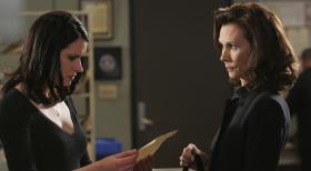 Elizabeth Prentiss (Kate Jackson, r.) bittet ihre Tochter Emily (Paget Brewster, l.) um Hilfe ... © Touchstone Television