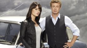 (3. Staffel) - Gemeinsam arbeiten sie in einer Spezialeinheit und versuchen komplizierte Mordfälle zu lösen: Patrick Jane (Simon Baker, r.) und Teresa Lisbon (Robin Tunney, l.) ... © Warner Bros. Television