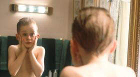 Ungewohnte Freiheiten: Auch das Rasierwasser seines Vaters ist vor Kevin (Macaulay Culkin) nicht sicher ... © 20th Century Fox Film Corporation