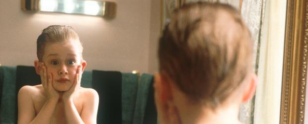 Ungewohnte Freiheiten: Auch das Rasierwasser seines Vaters ist vor Kevin (Macaulay Culkin) nicht sicher ... © 20th Century Fox Film Corporation