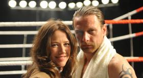 Glückstreffer - Anne und der Boxer - Eigentlich hat Anne (Alexandra Neldel, l.) mit Boxern, auch mit Geld eintreibenden Ex-Boxern, absolut nichts am Hut. Doch als sie Karl (Hendrik Duryn, r.) näher kennen lernt, wird ihr klar, dass sie die Pension nur mit seiner Hilfe retten kann ... © Aki Pfeiffer SAT.1