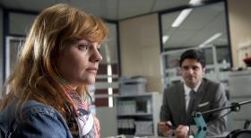 Der letzte Bulle - Kann Andreas (Maximilian Grill, r.) und Mick nicht weiterhelfen: Anna Mehring (Anna Bertheau, l.), die Schwester der Ermordeten ... © SAT.1