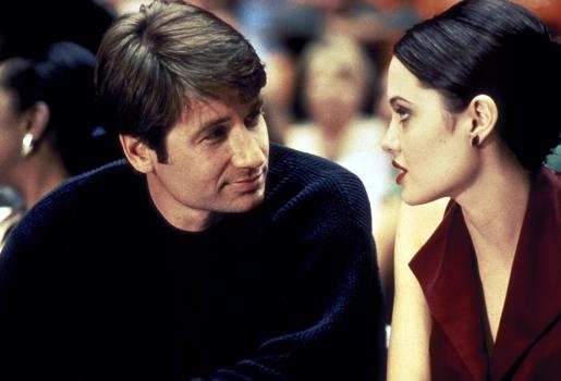 Playing God - Als sich Gangsterbraut Claire (Angelina Jolie, r.) und Eugene (David Duchovny, l.) näher kommen, sieht das einer gar nicht gerne: Claires Freund Raymond  ... © Buena Vista Pictures