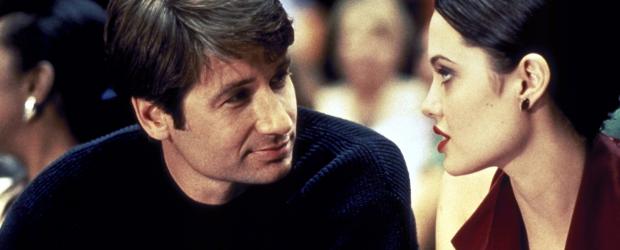 Als sich Gangsterbraut Claire (Angelina Jolie, r.) und Eugene (David Duchovny, l.) näher kommen, sieht das einer gar nicht gerne: Claires Freund Raymond  ... © Buena Vista Pictures