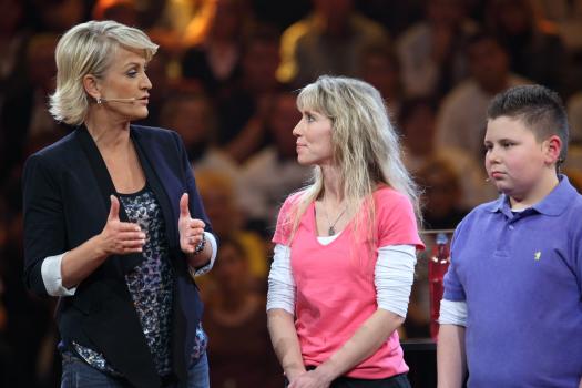 Die perfekte Minute - Ulla Kock am Brink (l.) mit ihren Kandidaten Simone Janke (M.) und Pierre Bünder (r.) ... © SAT.1