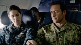 Hawaii Five-0 - Steve (Alex O'Loughlin, r.) und Catherine (Michelle Borth, l.) fliegen nach Nordkorea, um die Leiche eines gefallenen Freundes zurückzubringen ... © 2013 CBS Broadcasting, Inc. All Rights Reserved. Hawaii Five-0 - Steve (Alex O'Loughlin, r.) und Catherine (Michelle Borth, l.) fliegen nach Nordkorea, um die Leiche eines gefallenen Freundes zurückzubringen ... © 2013 CBS Broadcasting, Inc. All Rights Reserved.