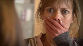 Schicksale - und plötzlich ist alles anders - Die 34-jährige Bäckereiverkäuferin Ella Rieger weiß nicht mehr weiter. Ihre 15-jährige Tochter Mia ist schwanger! Einen schlechteren Zeitpunkt hätte es dafür nicht geben können, denn die Familie steht vor dem finanziellen Ruin. Vater Dirk will Mia zur Abtreibung zwingen, doch der Teenie weigert sich. Ella steht zwischen zwei Stühlen ... © SAT.1