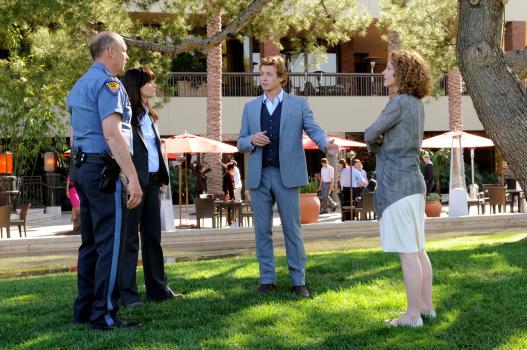 Gemeinsam wollen Patrick Jane (Simon Baker, 2.v.r.), Teresa Lisbon (Robin Tunney, 2.v.l.), Kristina Frye (Leslie Hope, r.) und Sheriff Burnside (Nick Searcy, l.) den Mörder von Hector Brava stellen ... © Warner Brothers