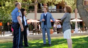 Gemeinsam wollen Patrick Jane (Simon Baker, 2.v.r.), Teresa Lisbon (Robin Tunney, 2.v.l.), Kristina Frye (Leslie Hope, r.) und Sheriff Burnside (Nick Searcy, l.) den Mörder von Hector Brava stellen ... © Warner Brothers